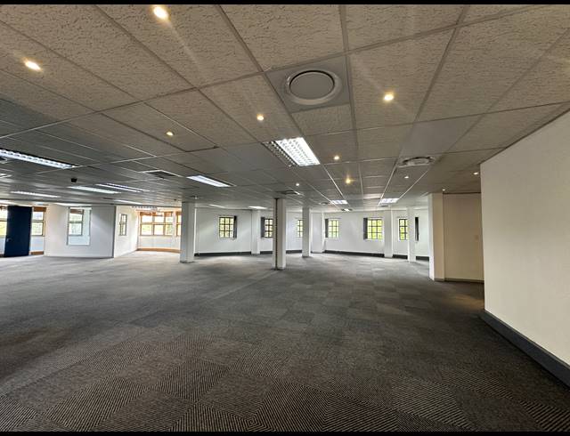 1,910M² OFFICE TO LET IN SUNNINGHILL